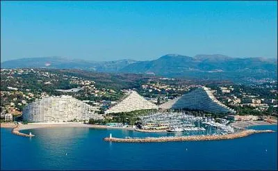 Située entre Cagnes et Antibes, sur sa commune on trouve le château des Baumettes, mais également Marina Baie des anges, quelle est cette ville des Alpes Maritimes ?