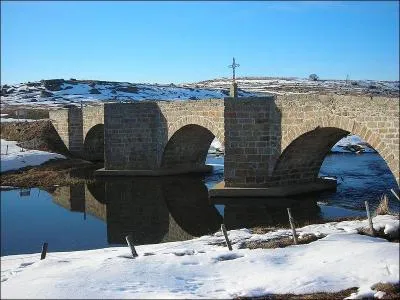 Le pont de Buckingham possède 3 arches, construit sur le Bés en 1722 en Lozère, il est situé à :