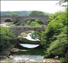 3 323 habitants pour cette commune du Gard : Anduze.
Je peux dire que « ------- est dans la bambouzeraie », puisque l'on utilise ses eaux pour en arroser les plantations.