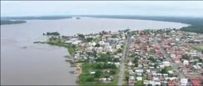 Quelle est cette ville de plus de 40 000 habitants se trouvant un peu en arrière de l'embouchure du fleuve dont elle tient une partie de son nom ?