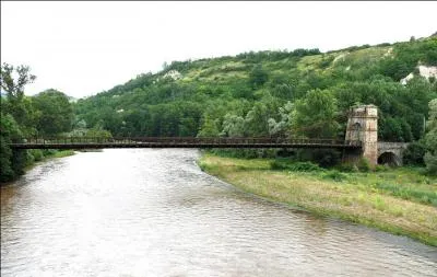 Ce pont suspendu (hors service) a été construit en 1830 dans le Puy-de-Dôme ; il est inscrit aux Monuments historiques depuis 1975, et se trouve à :