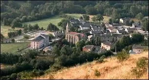 Nous commençons ce nouveau voyage à Angoustrine-Villeneuve-des-Esclades. Commune Pyrénalienne, elle se situe en région ...