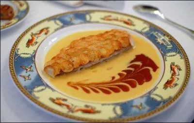 Spécialité de Paul Bocuse, ce mets est un filet de rouget en écailles de pommes de terre :