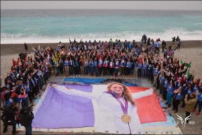 Quelles sont les personnalités qui ont donné le 21 mars 2015 à Nice Promenade des Anglais, le départ du rallye Aïcha des Gazelles 2015 et qui ont tenu à rendre un hommage à la sportive Camille Muffat ?