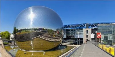 De quand date précisément la Géode, située à Paris Cité des sciences et de l'industrie ?