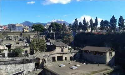 Quelle est cette ville antique qui se trouve à Naples ?