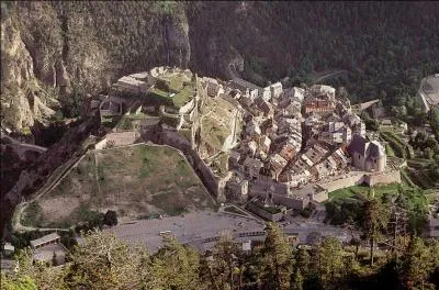 Complétez cette phrase : "Comme Carcassonne, la ville de .... , ici photographiée, est classée au patrimoine mondial de l'UNESCO et fait partie du réseau des sites de Vauban."