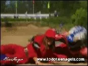 Pourquoi Violetta est en tenue de motocross ?