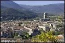 Au piémont de l'Aigoual, à la confluence de l'Hérault, de la Vis et du Rieutort, se trouve Ganges. Qu'appelle-t-on des "traverses" dans cette ville ?