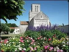 Nous voyons sur cette image l'église Notre-Dame, à Corme-Écluse. Commune de Charente-Maritime, elle se situe en région ...