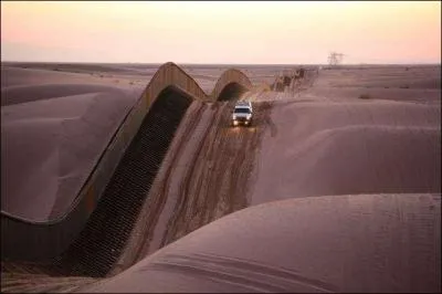 Nous sommes en Californie, trouvez le nom caché, essayez de ne pas échouer au pied du mur !