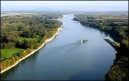 Quel fleuve long de 3 020 km et traversant dix pays, est représenté sur cette photo ?