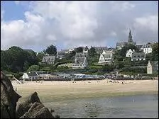 Nous commençons par une visite de Carantec. Station balnéaire bretonne de la Baie de Morlaix, elle se situe dans le département ...