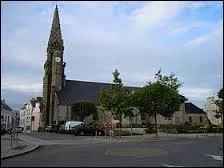 Voici l'église Notre-Dame de Folgoët, à Bannalec. Cette ville de Bretagne se trouve dans le département ...