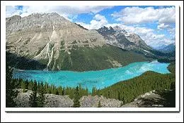 Ce lac aux eaux superbes est l'un des paysages emblématiques de ce pays. L'expéditeur de cette carte postale a beaucoup de chance de visiter :