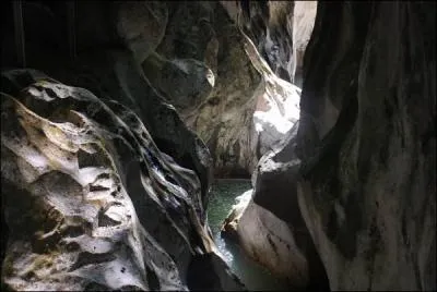 Quelles sont ces superbes gorges de Haute-Savoie, creusées dans le calcaire jurassique non loin du hameau du Jotty où les eaux tourbillonnent dans des marmites de géant ?