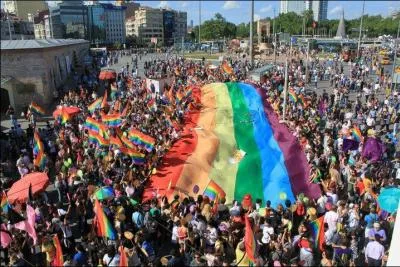 L'objectif sera toujours le même : chercher l'intrus. Quelle est la définition qui ne peut PAS s'appliquer au mot proposé ? PARADE...