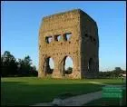 Les vestiges du temple de Janus, à l'extérieur des remparts gallo-romains, est un témoignage de la splendeur passée d'Augustodunum. Où est situé ce temple à la forme d'un "fanum" (sanctuaire gaulois) ?