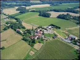 Voici une vue du village Gersois de Bourrouillan. Ile se situe en région ...