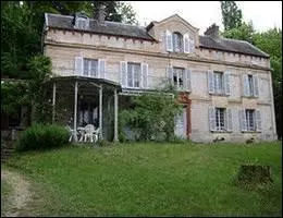 Dans quelle saison la bande a-t-elle acheté cette maison ?