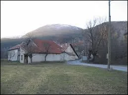 Peuplé de seulement 25 habitants, le village pacaïen de Châteauneuf-d'Oze se situe dans le département ...