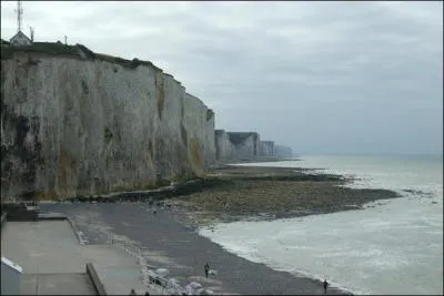 Village aux maisons de briques, mes falaises dominant la mer sont célèbres, qui suis-je ?