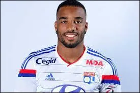 Combien de buts Alexandre Lacazette a-t-il inscrit durant cette saison ?