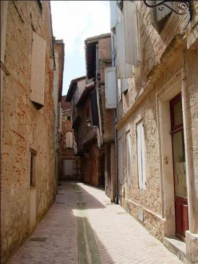 Vous faites partie de cette tribu mi-celte mi-ibère installée entre le Lot et la Garonne vers 400 av. J.-C. et vous habitez à Aginnum. C'est le nom antique de la ville actuellement nommée...