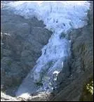 Ce glacier tire son nom d'un village du massif du Mont Blanc. Plus grande cascade de glace en Europe, c'est ...