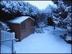 Il neige. Dans le jardin de M. Pinson, il y a 8 fois plus de neige que dans celui de son voisin. Pourquoi ?