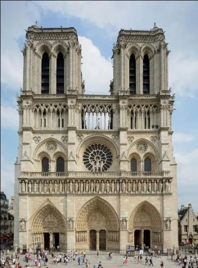 Départ au point zéro des villes de France, situé devant la cathédrale Notre-Dame de... ! Cette ville est l'unique commune française qui est en même temps un département.