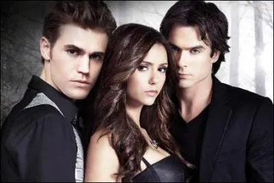 Dans la saison 1, avec qui Elena Gilbert se met-elle en couple ?