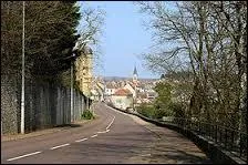 Commune bourguignonne de l'arrondissement de Château-Chinon-Ville, Châtillon-en-Bazois se situe dans le département ...