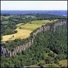 Où sont situées les orgues de Bort, ces gigantesques coulées de phonolite de 88 à 100m de haut qui dominent la ville ?