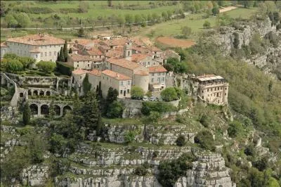 Nous commencerons cette promenade en visitant un magnifique village des Alpes-Maritimes qui est perché à 760 m d'altitude au dessus de la vallée du Loup et où nous verrons les lavanderaies de la Source parfumée, quel est ce village ?