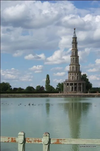 C'est la plus ancienne pagode de France : 7 niveaux, 7 coupoles de pierre et 44 m de hauteur. Où trouver cette frivolité édifiée en 1775 à la demande du duc de Choiseul, ministre de Louis XV ?