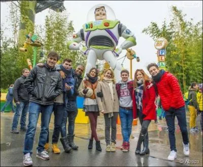 Où se trouve la troupe sur cette photo ?