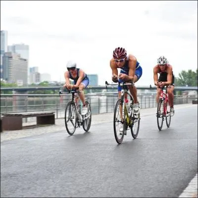 Le triathlon consiste à enchaîner 3 sports dans un certain ordre... Lequel ?