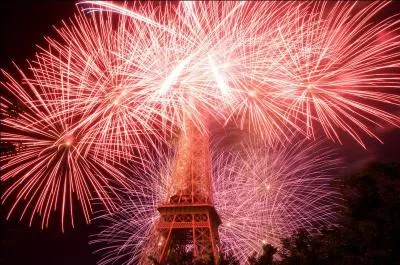 Que portent les pionniers de la légion étrangère sur l'épaule lors du défilé du 14 juillet ?