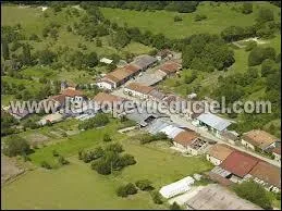 Nous commençons cette nouvelle balade dans le ciel de Lorraine. Nous survolons le village de Jouy-en-Argonne, situé dans le département ...