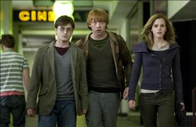 La chasse aux Horcruxes démarrent pour Harry Potter, Ron Weasley et Hermione Granger de manière brutale. Le 1er août 1997, ils sont contraints de fuir le Terrier lors du mariage de Bill Weasley et de Fleur Delacour après la chute du Ministère de la Magie. Ils se retrouvent subitement à Tottenham Court Road. Quel procédé magique ont-ils utilisé ?