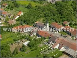 Nous commençons par le survol du village Mosellan d'Adelange. Nous sommes dans le ciel de la région ...