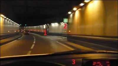 Un message sonore du tunnel m'informe d'un incendie se trouvant à deux kilomètres de là où je me trouve. Que fais-je ?