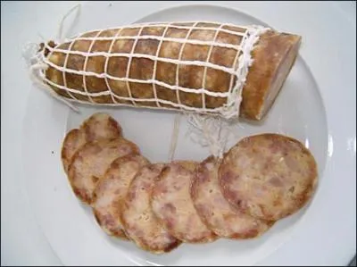 Mon premier embrouille tout tandis que mon second accompagne "là".
On trouve mon tout, saucisse épicée de la famille des boudins blancs, dans le Tarn et le sud de l'Aveyron.