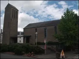 Voici l'église Saint-Martin d'Aron. Commune Mayennaise, elle se situe en région ...