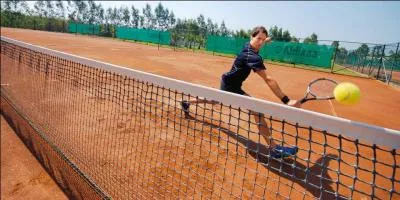 Durant mes vacances à Madrid, j'ai pu participer à un tournoi de tennis organisé par mon hôtel. Un vacancier spectateur m'a demandé de signer un autographe et m'a posé une question technique. Il voulait en effet connaître la hauteur du filet. Par conséquent, quelle réponse lui ai-je donnée ?