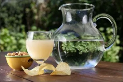 Tout le monde est réuni autour du barbecue ! Je vous invite ! Apéritif oblige, les garçons sont tous d'accord pour boire une mauresque, que vais-je ajouter dans leur pastis ?