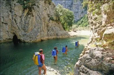 Le canyonisme ou canyoning en anglais, est aussi appelé "remontée de canyon".