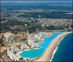 Cette piscine est située au Chili, c'est la plus grande du monde. Quel est son nom ?