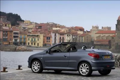 Quelle est la marque de cette voiture ?